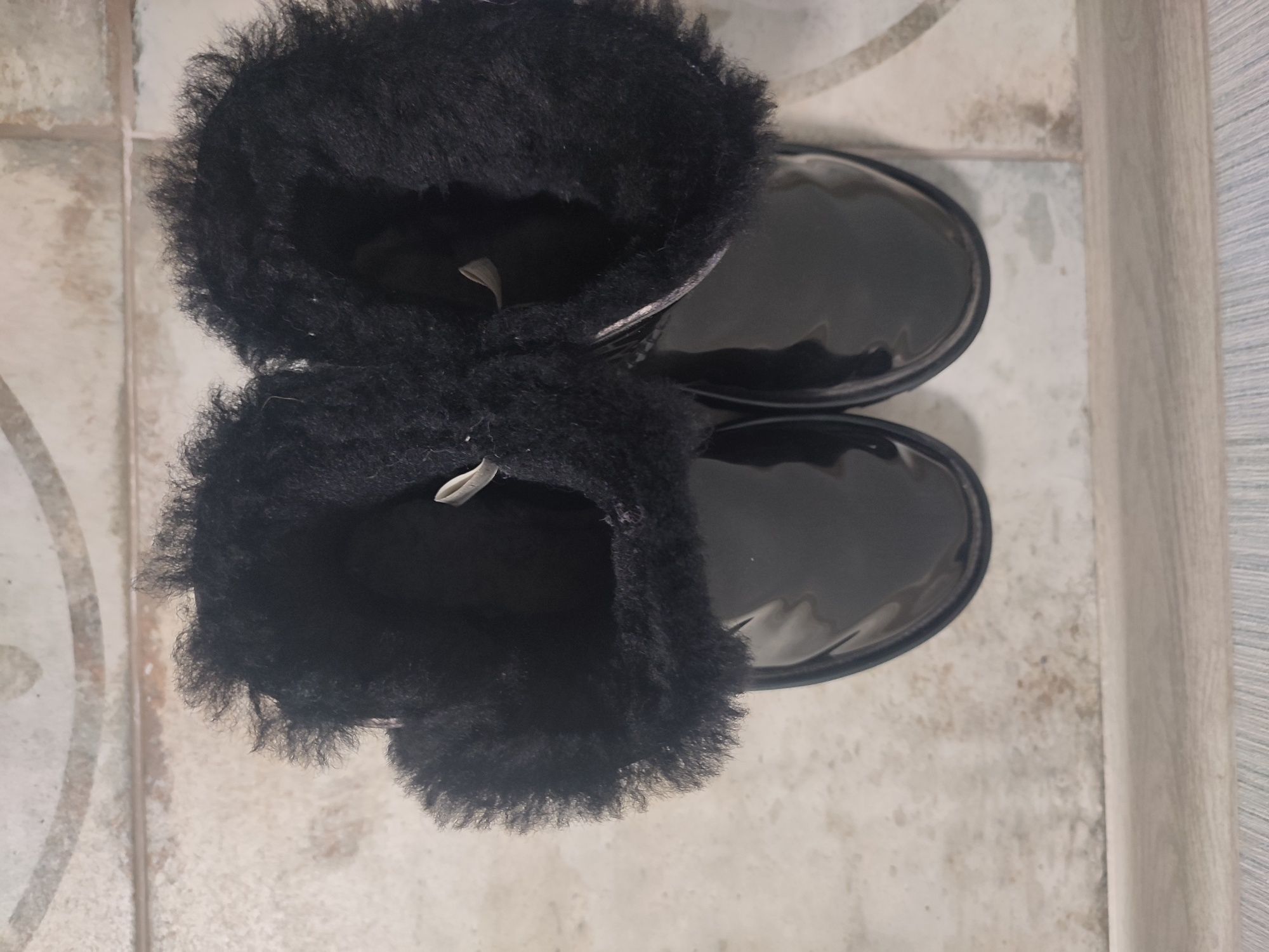 Продам UGG женские  (глянец) размер 37,5- 38 ,состоянии как НОВОЕ