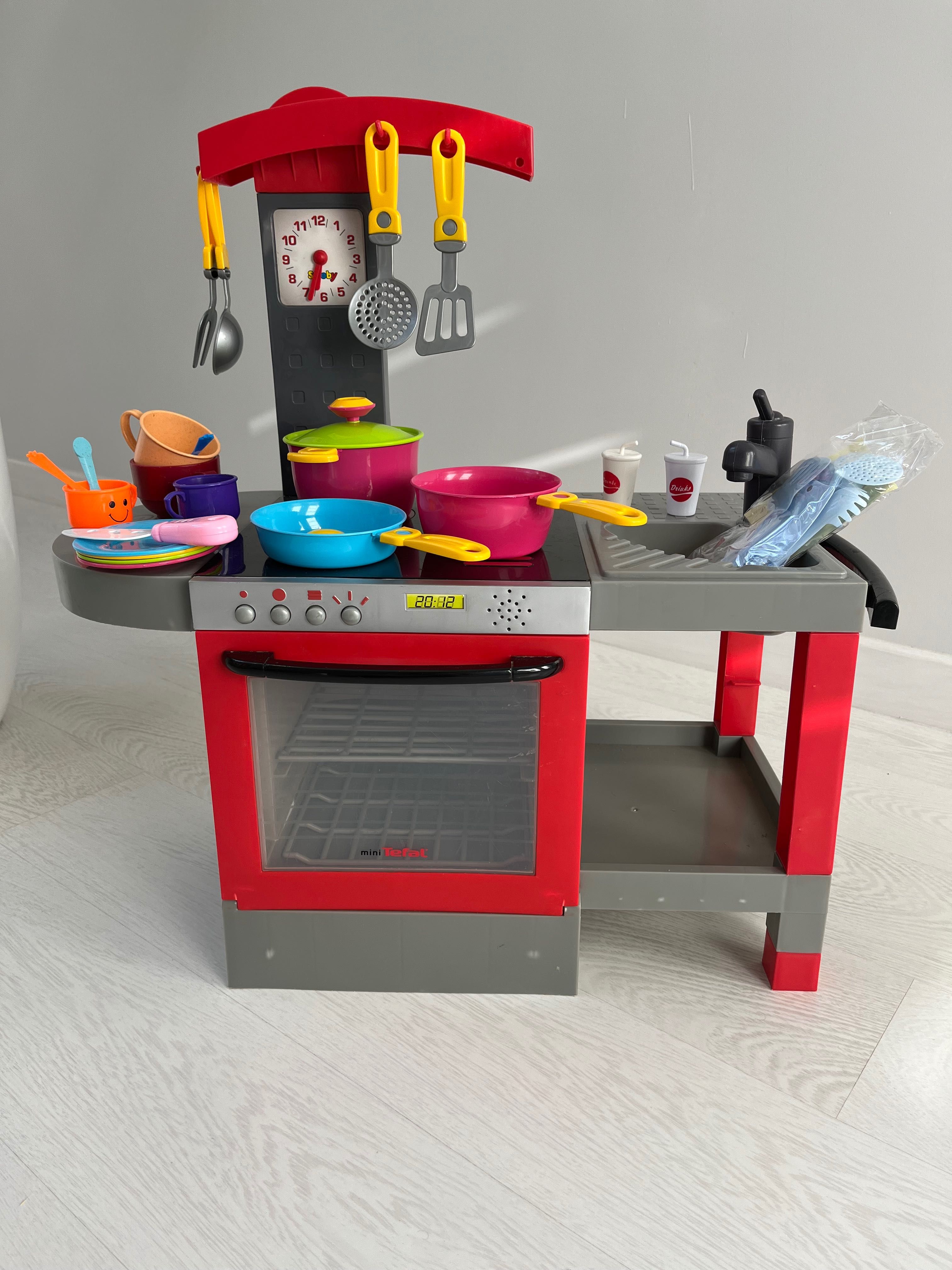 Kuchnia dziecięca Smoby mini Tefal. Posiada światełka i wydaje dźwięk.