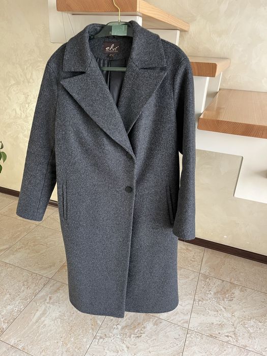 Пальто без дефектів, чисте, акуратне.Підкладка всередині тепла.