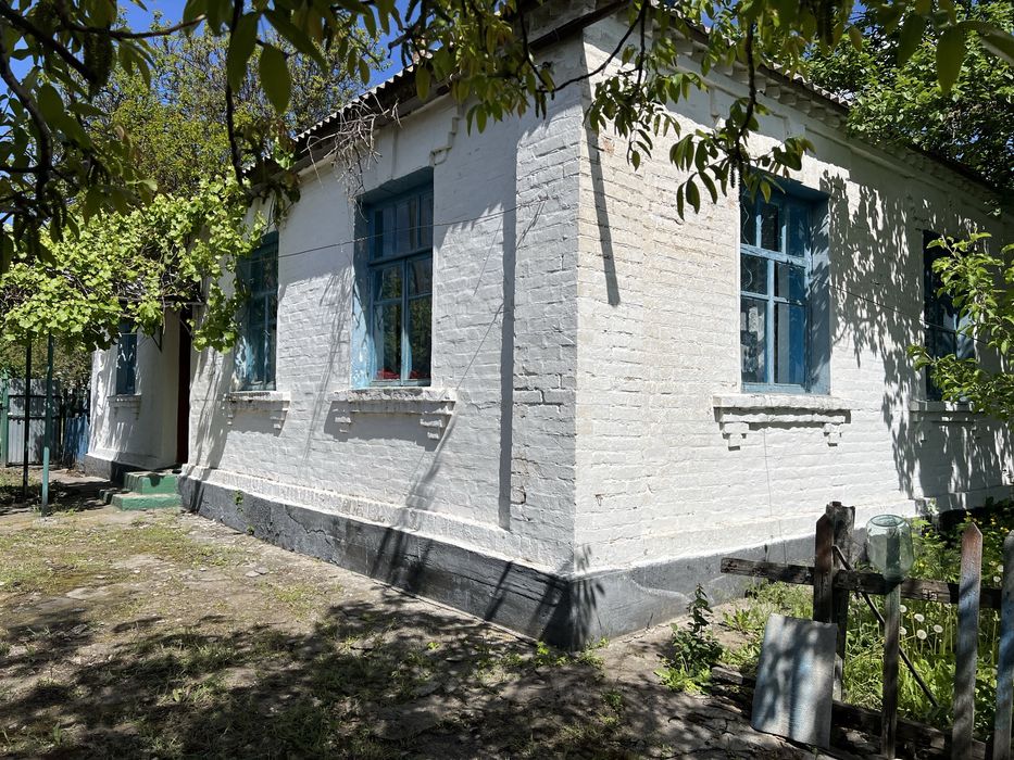 Продам цегляний будинок неподалік центру міста Узина