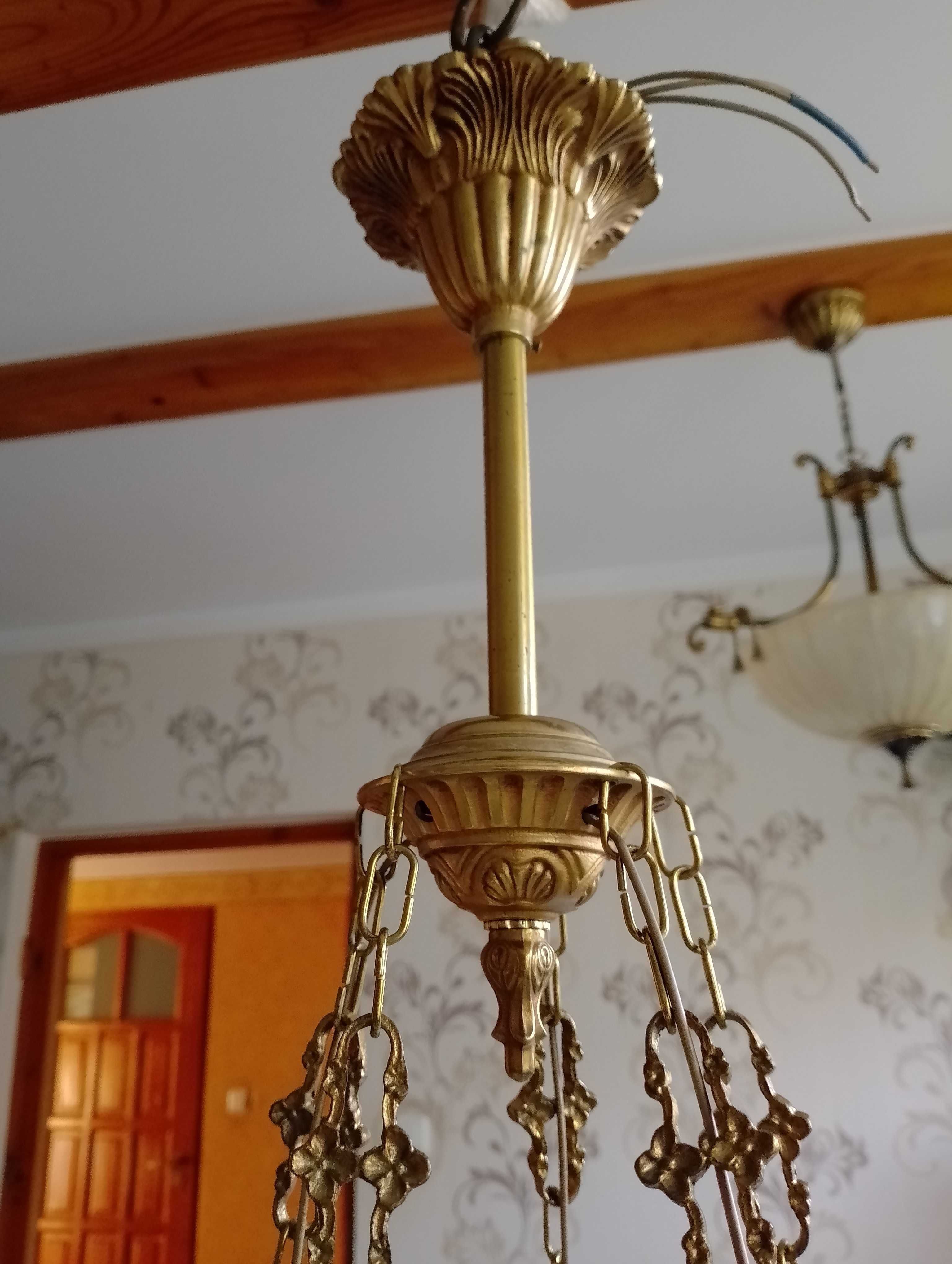 Piękny mosiężny żyrandol amorki z kloszami.