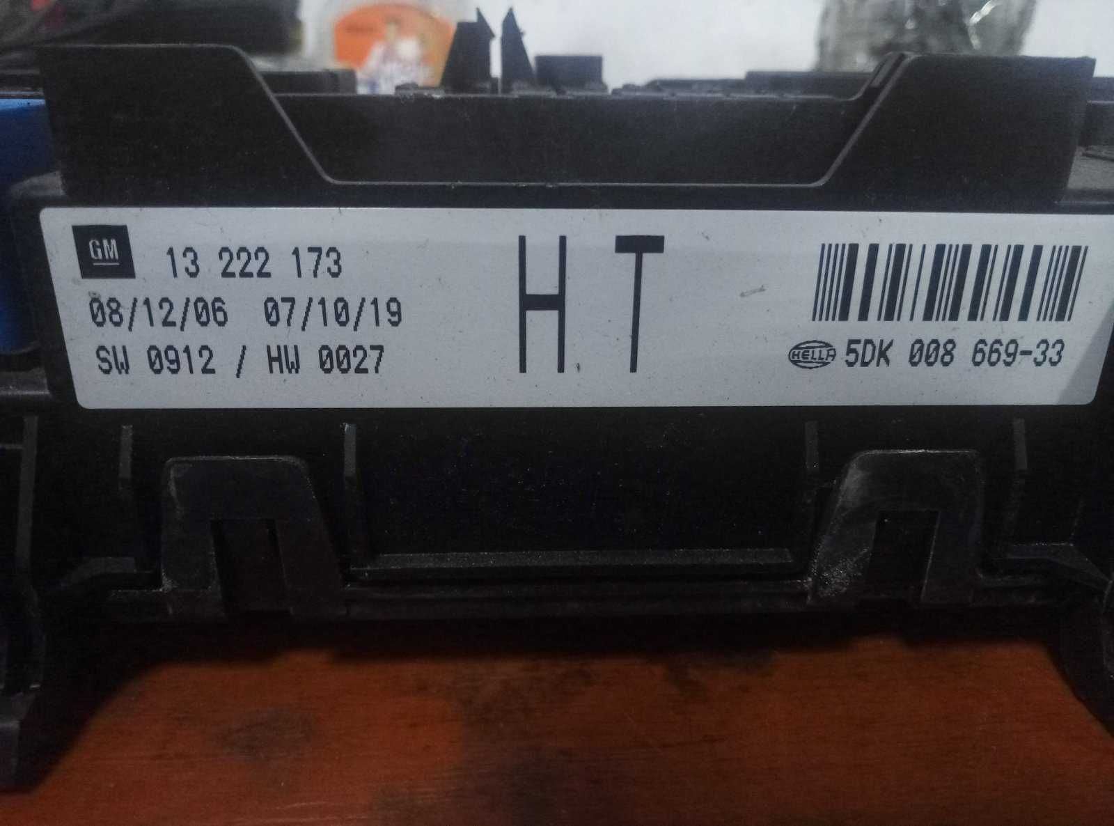 Блок предохранителей Astra H 13222173