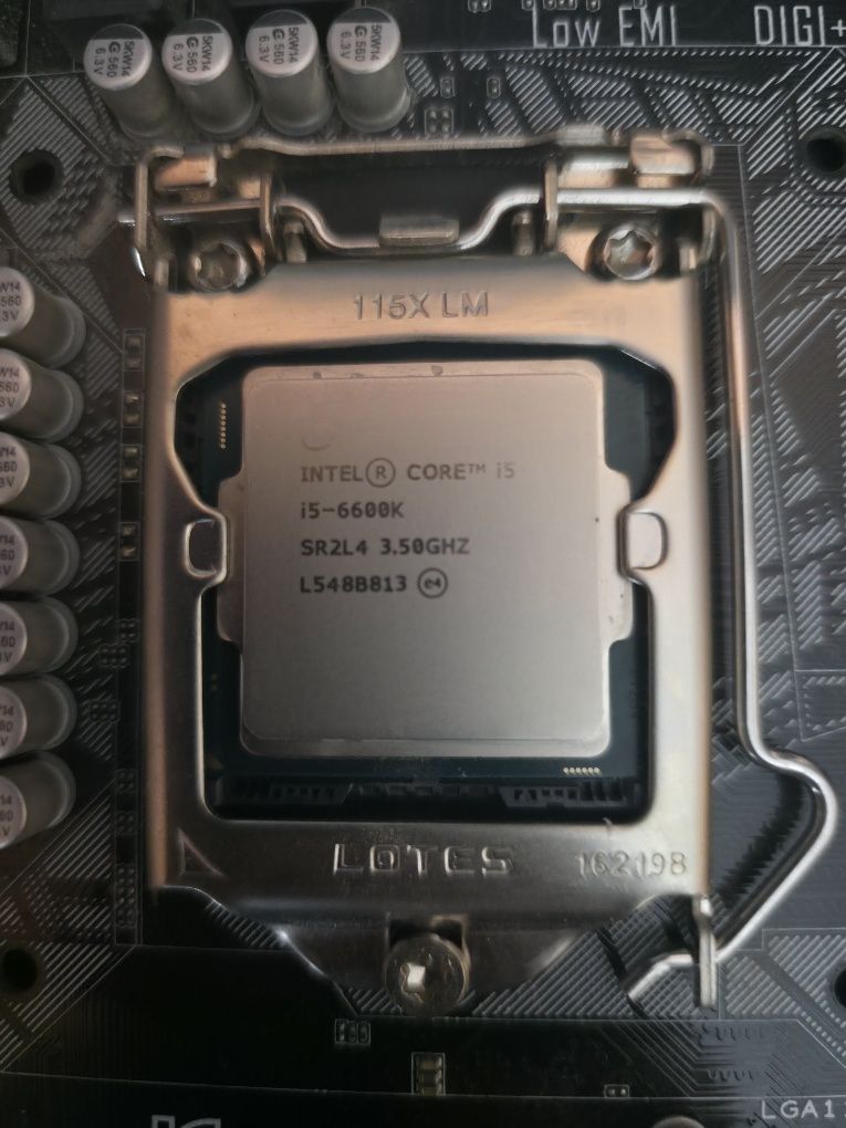 Материнська плата Asus