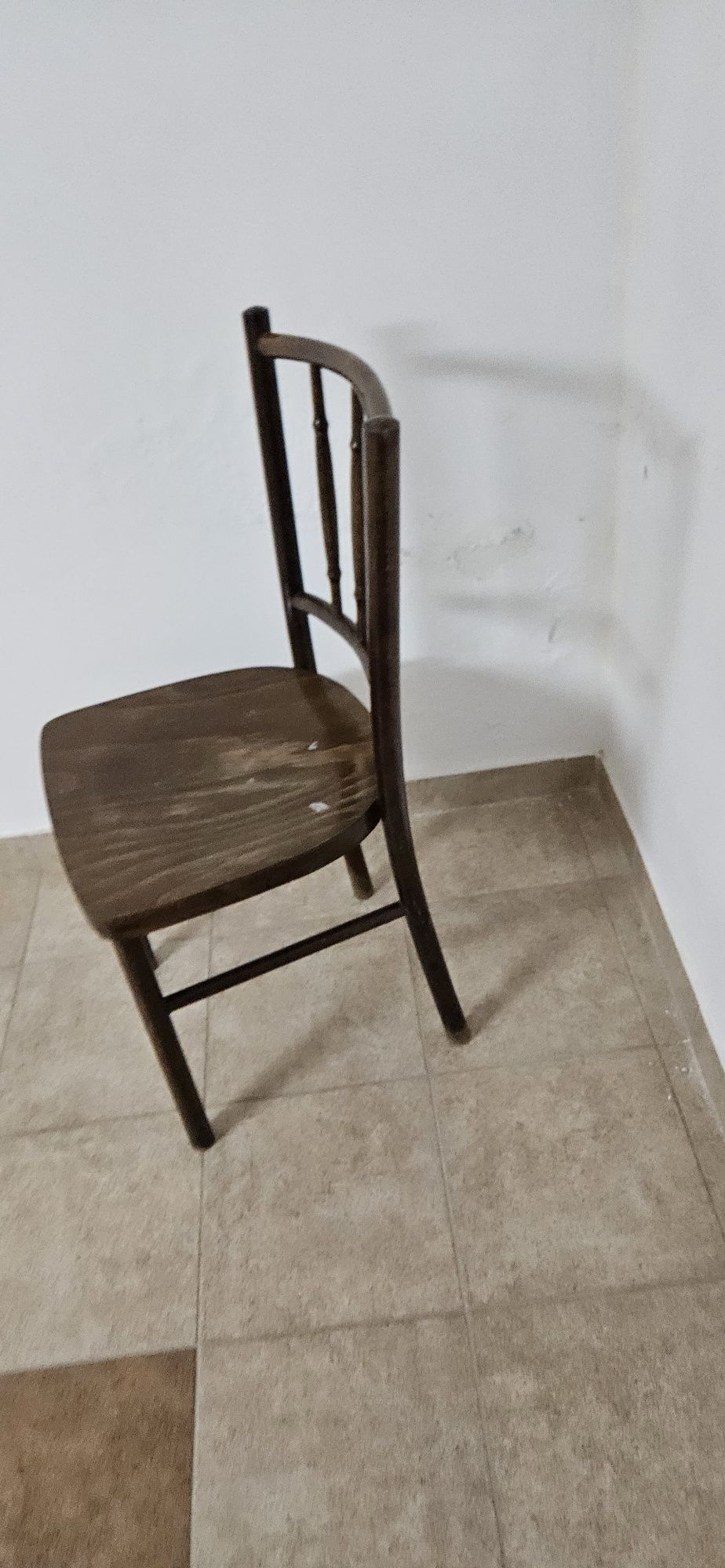 Stare krzesła drewniane