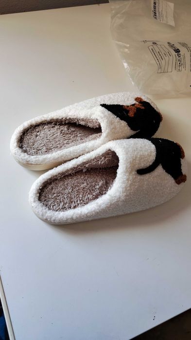 Chinelos novos com cão estampado