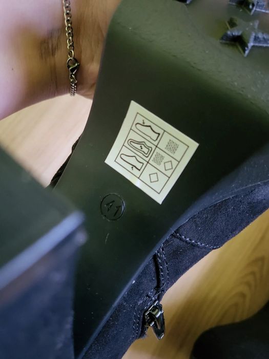 Nowe zamszowe czarne botki na słupku i platformie BullBoxer