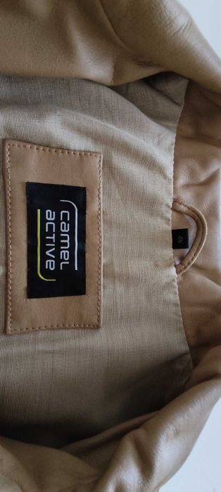 Casaco de pele de cor camel e de marca Camel Active