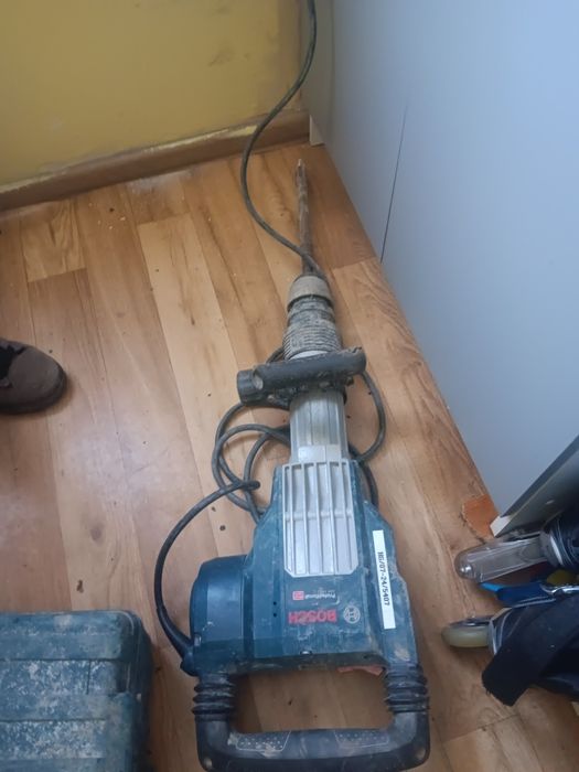 Młot wyburzeniowy BOSCH