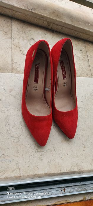 Sapatos de salto vermelhos