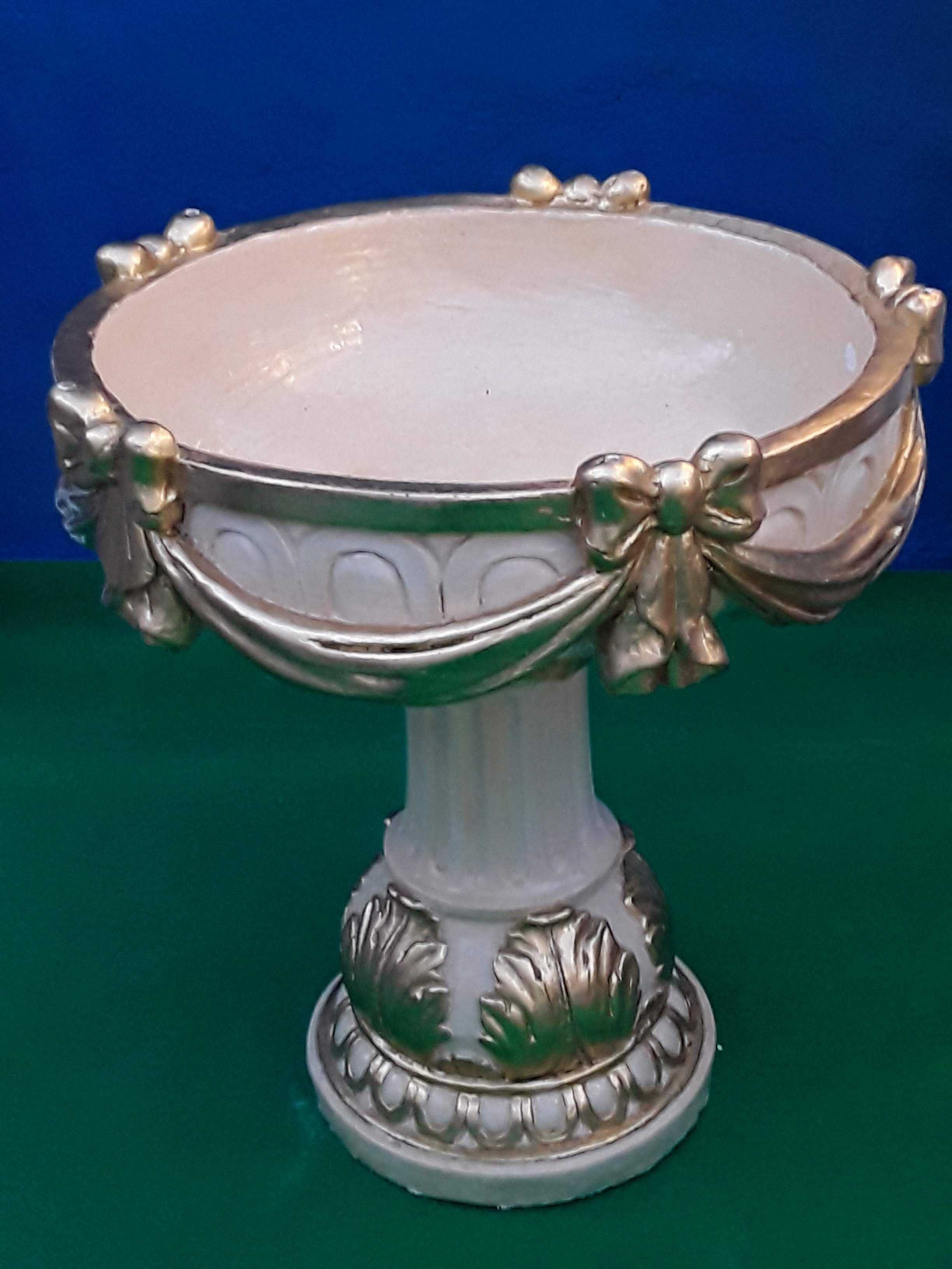 Mesa Taça de Luxo – Glamour Palaciano com Acabamento Dourado