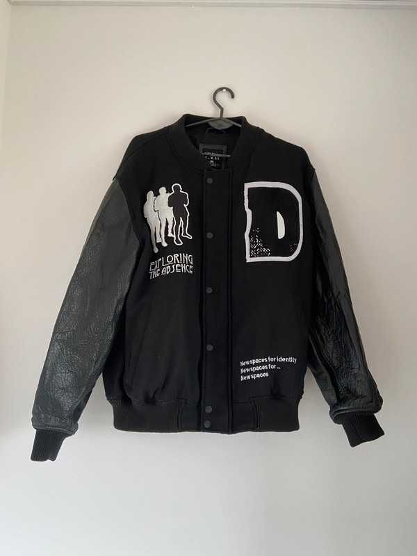 zara man czarna kurtka bomberka z naszywkami vintage