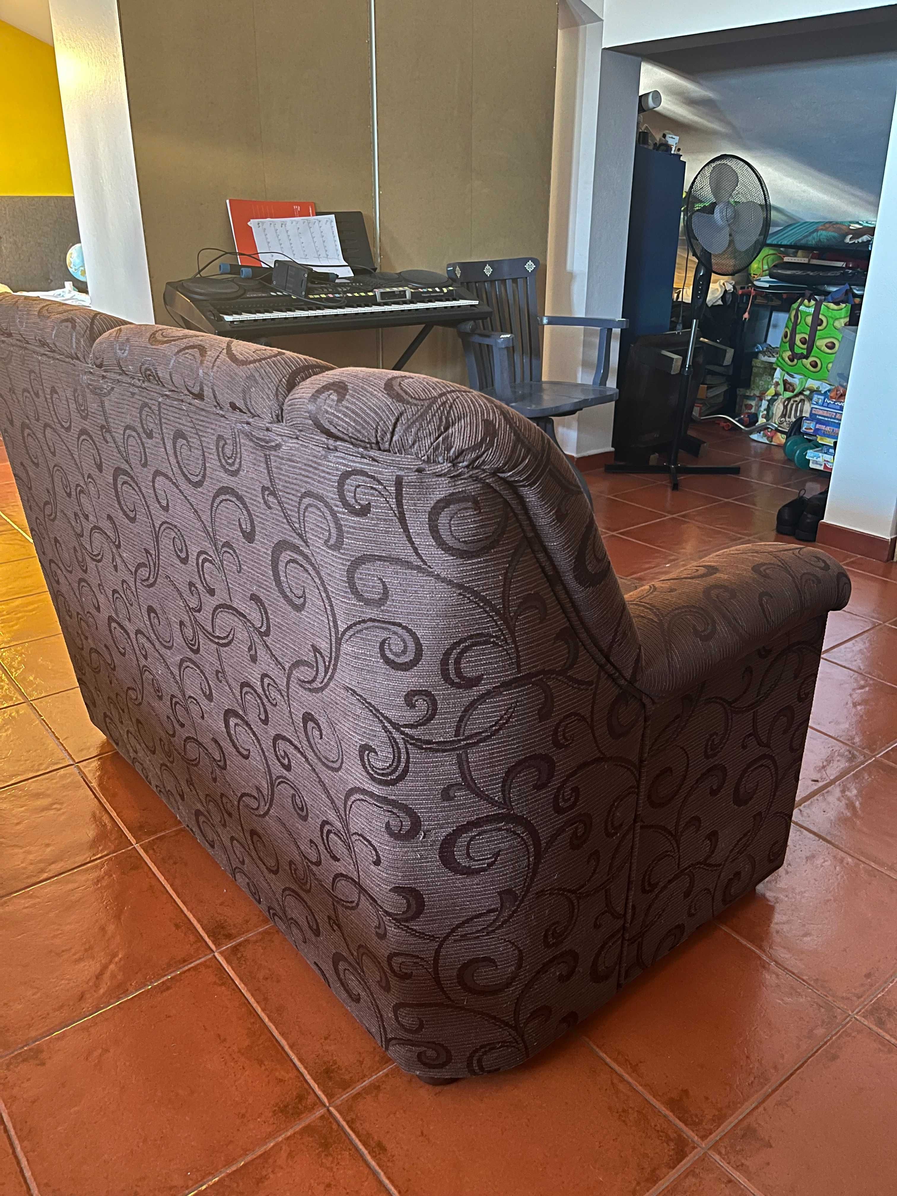 Sofá castanho com padrão novo