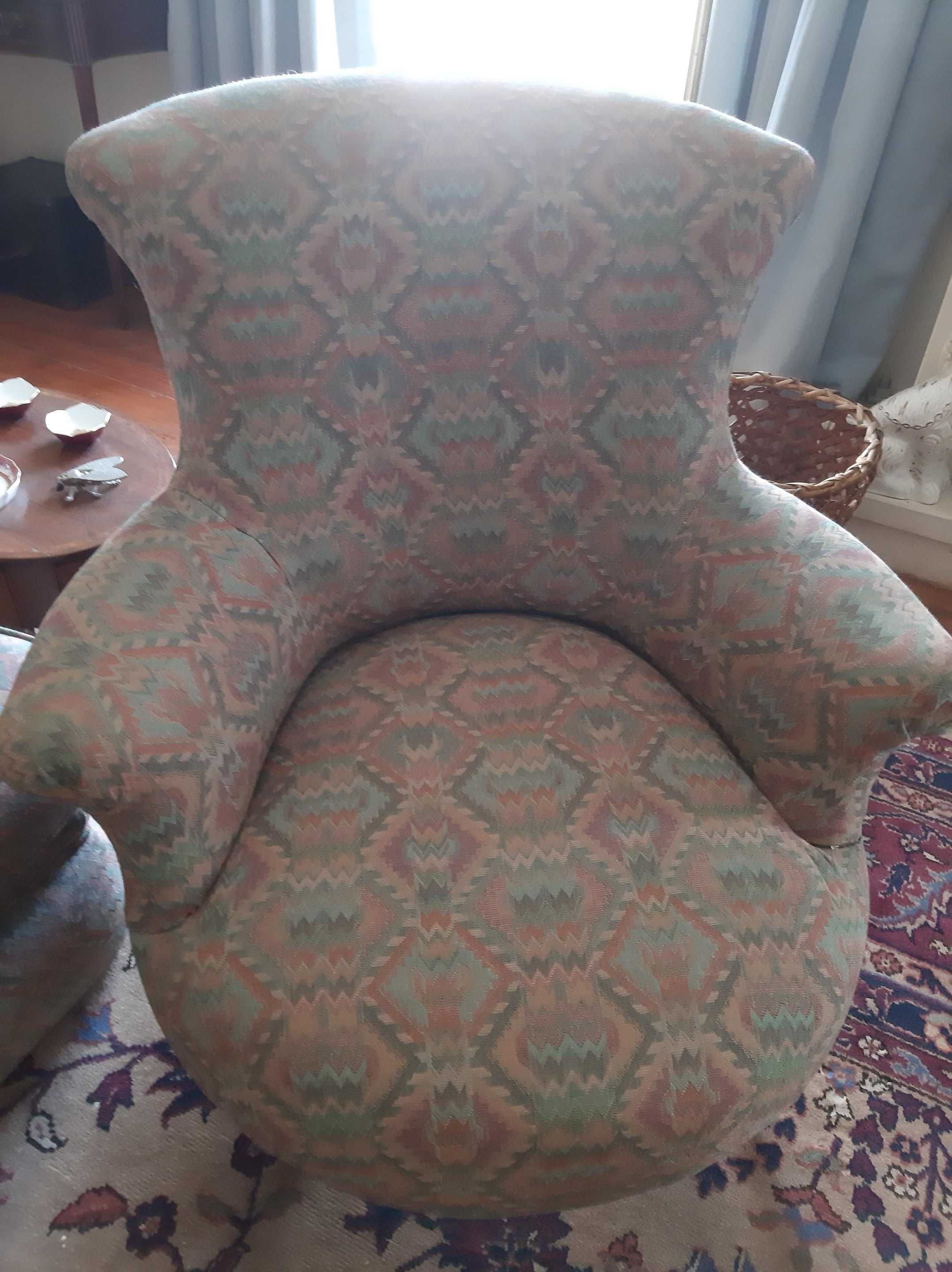 Bonito Sofá de 3 lugares com cadeira e pufo igual