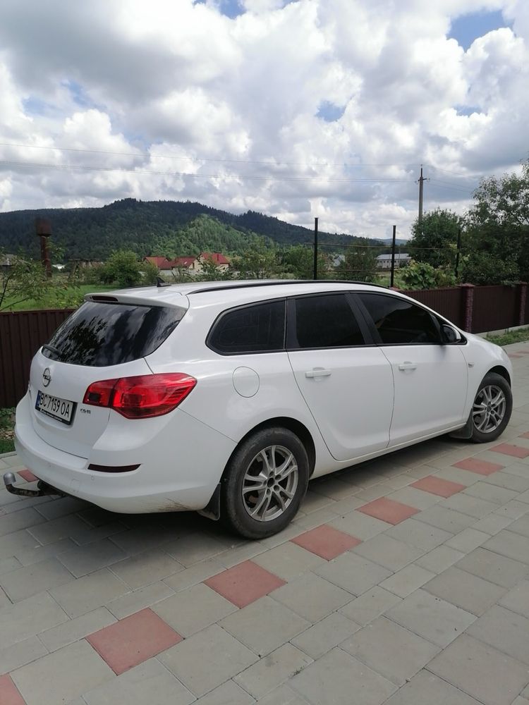 Opel Astra J 2011.