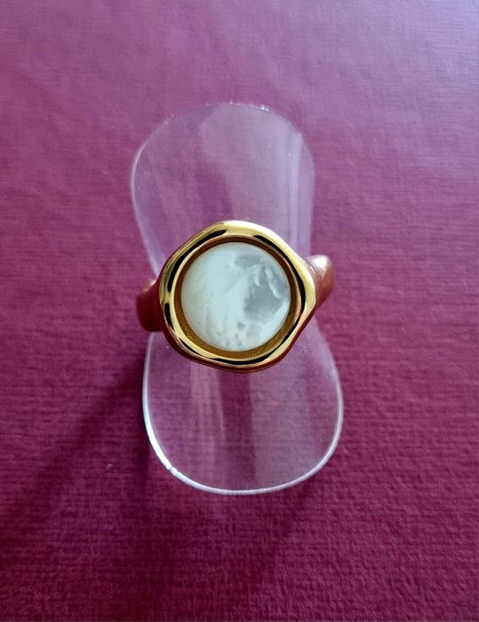 Anel dourado, em aço, com uma madrepérola redonda. T17/18