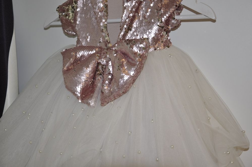 Продам шикарное платье принцессы  на 1 годик