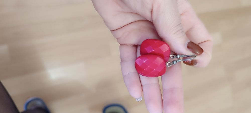 Brincos vermelhos usados
