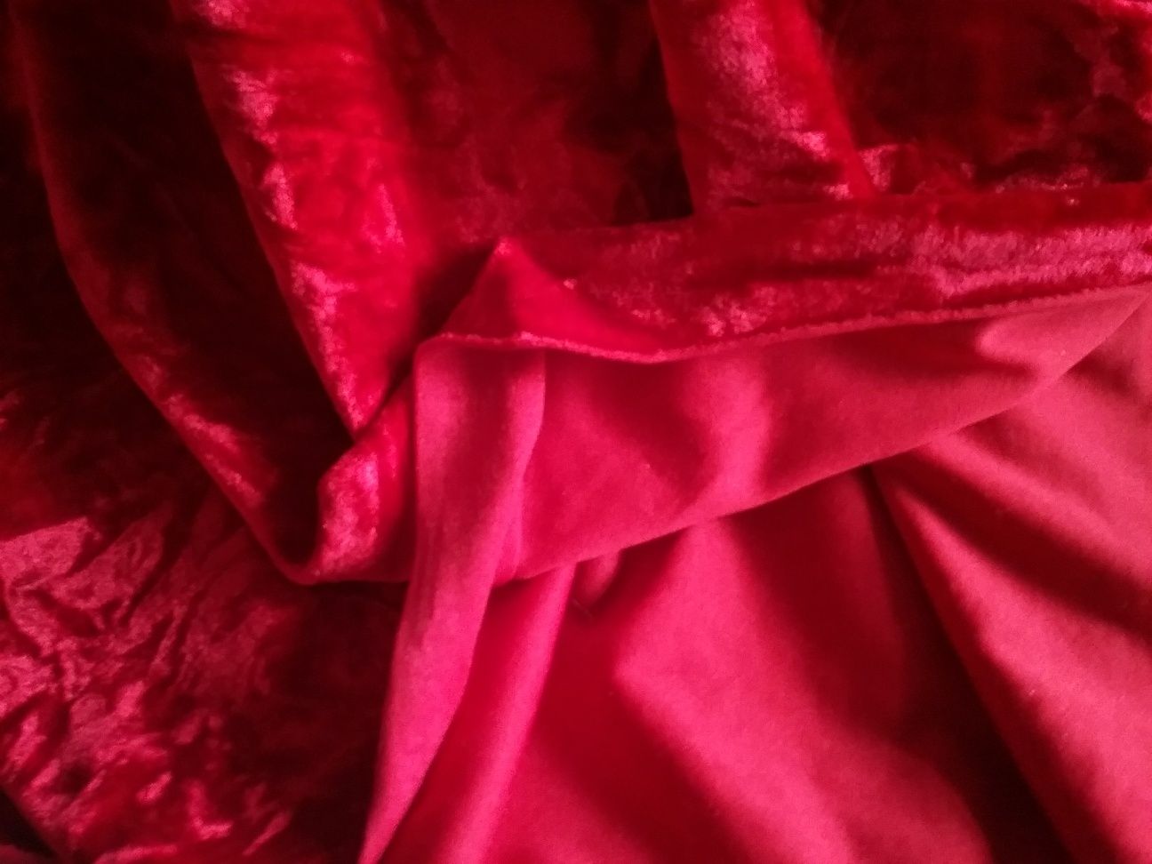 Ткань,бархат стрейч «мраморный»,цвет бордово-красный,очень красивый.