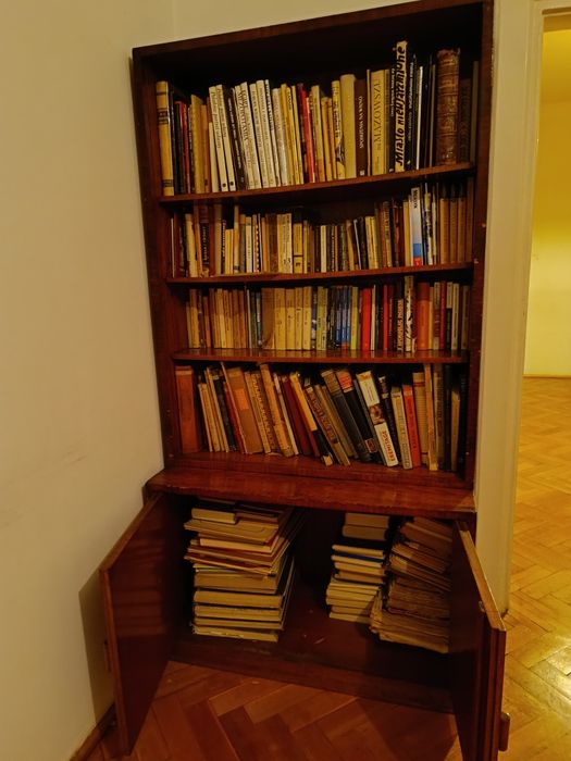 Stary drewniany regał otwarty z półkami