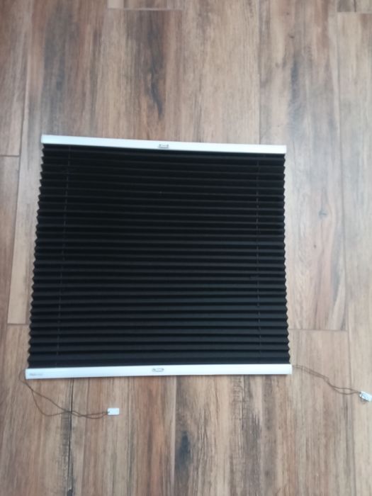 Komplet 4 Rolet Plisowanych AGMAR – Czarna i Srebrna, Regulacja