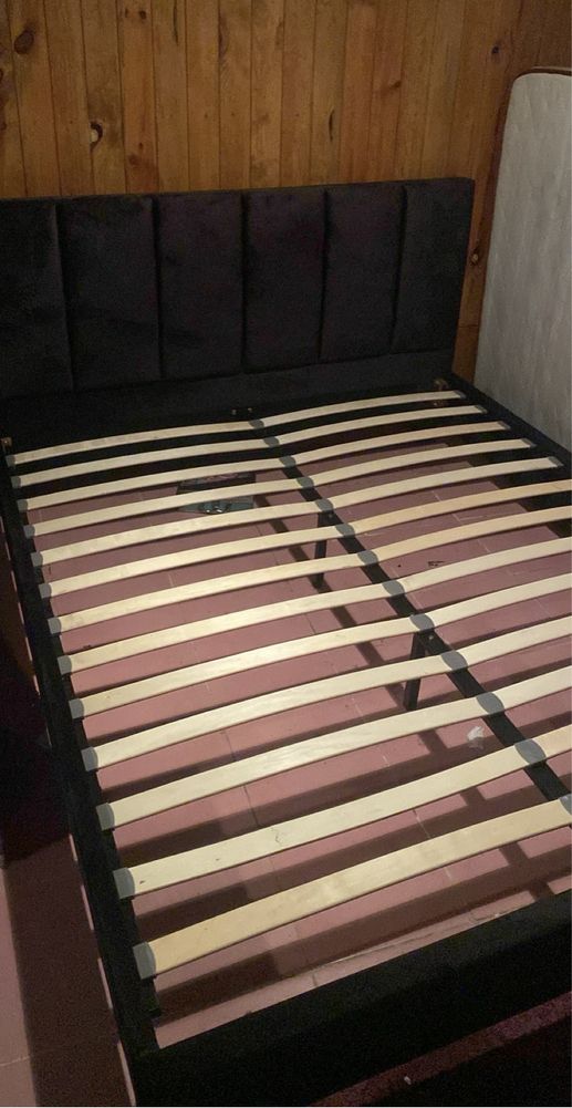 Cama preta nova com estrado