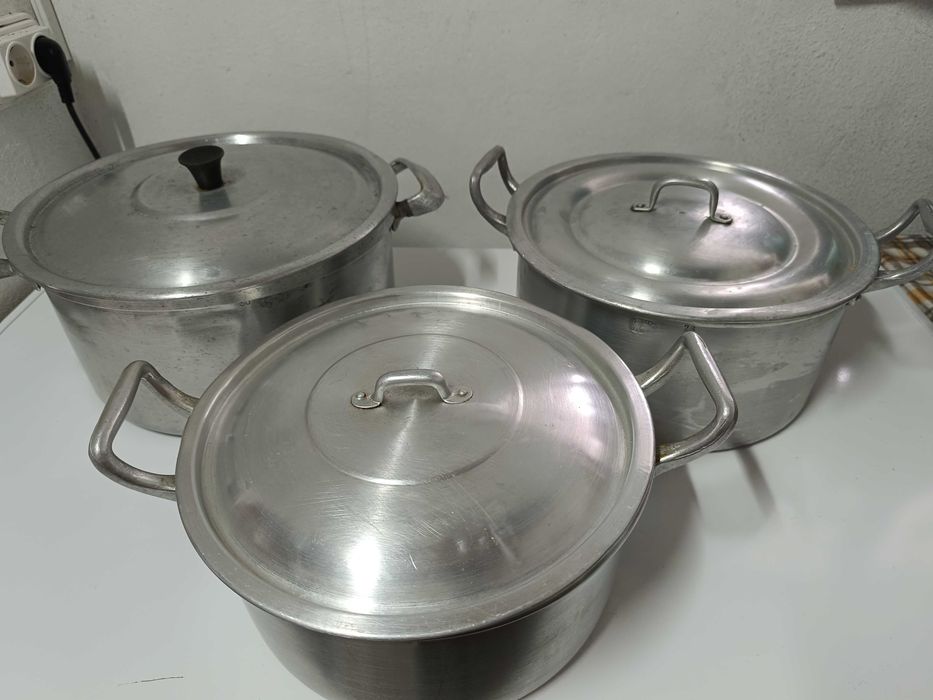 Tachos de alumínio antigo com tampa n. 26, 28 e 30