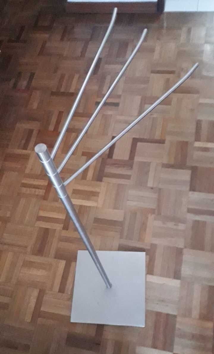 Toalheiro de pé inox escovado e porta rolo e piaçaba