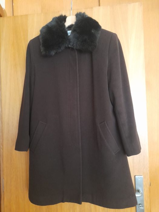 Belo casaco de fazenda castanho