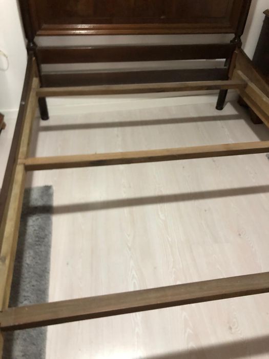 Cama de madeira.