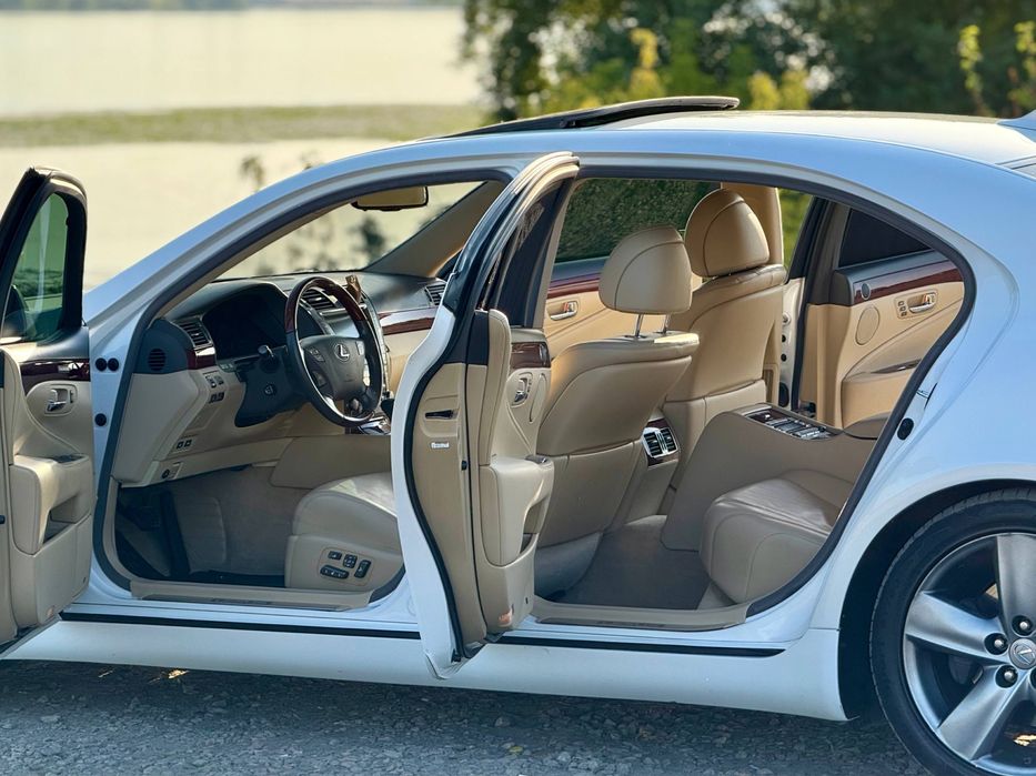 Lexus LS ottoman