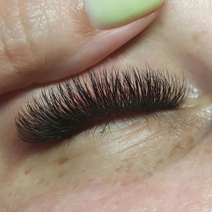 Нарощування вій та корекція брів