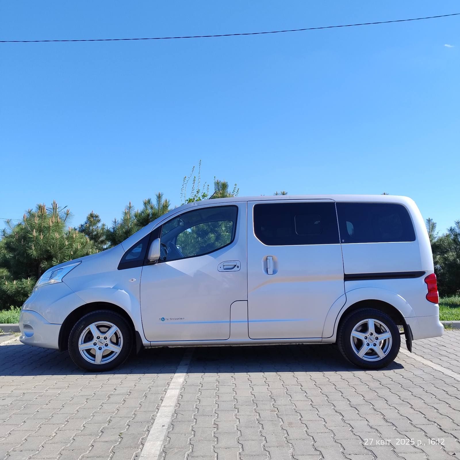 Електро мікроавтобус Nissan e nv200
