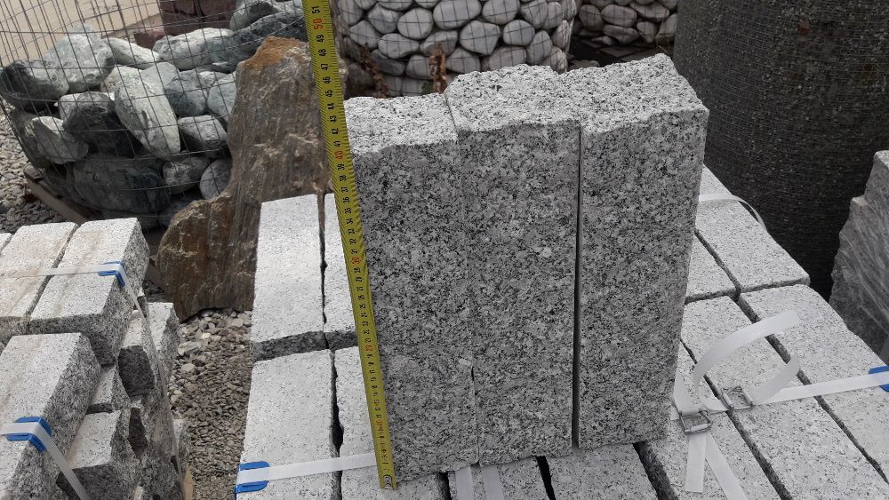 Kostka granitowa Granit cięto-łupany palisada 10x10x40 Krawężni