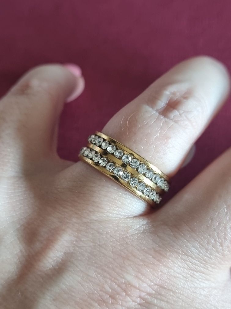 Anel/aliança dourado, em aço, com 2 fiadas de zirconias. T18