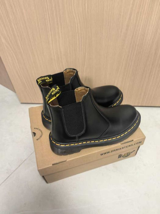 Dr. Martens 2976 Smooth Leather Chelsea Boot