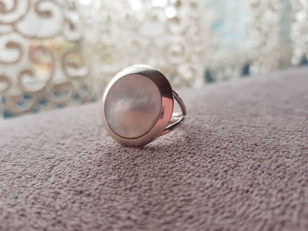 Srebny pierścionek z masą perłową