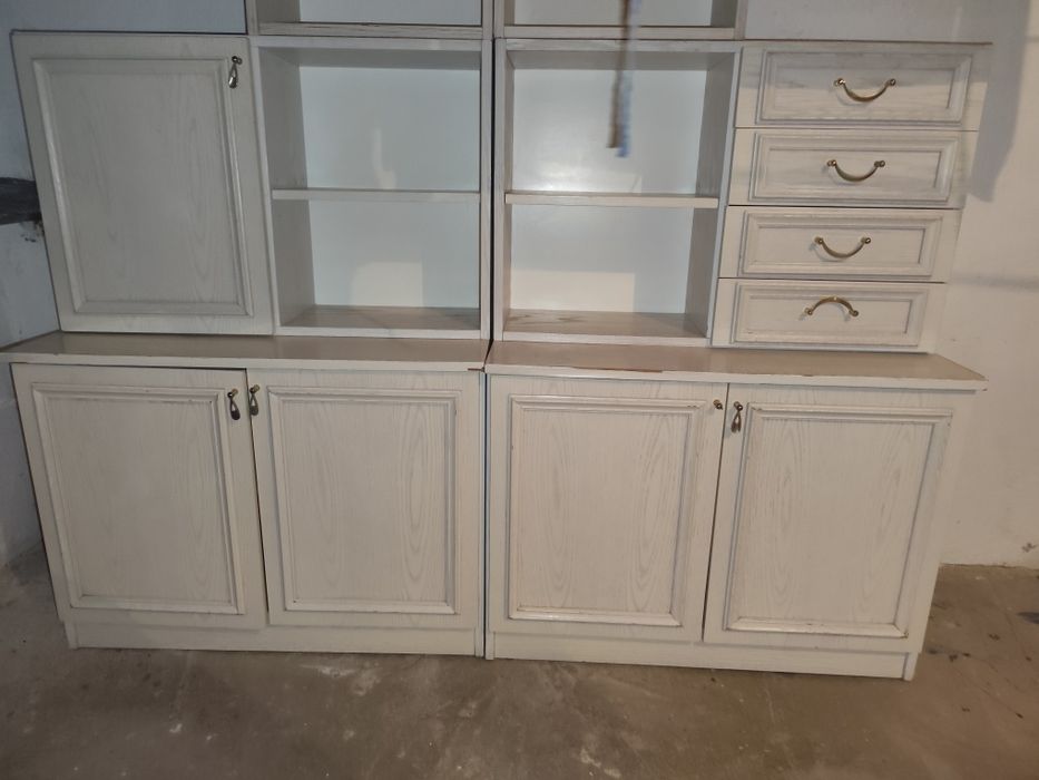 Szafki białe drewniane