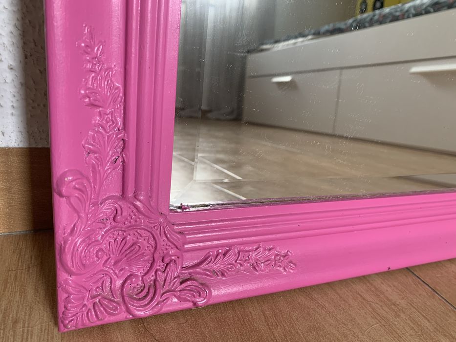 Espelho vintage com moldura de madeira rosa