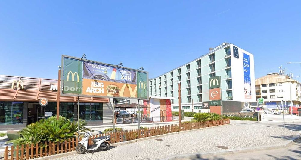 T2 renovado c/ 3 wc's e Jardim - H.S.João (Metro)