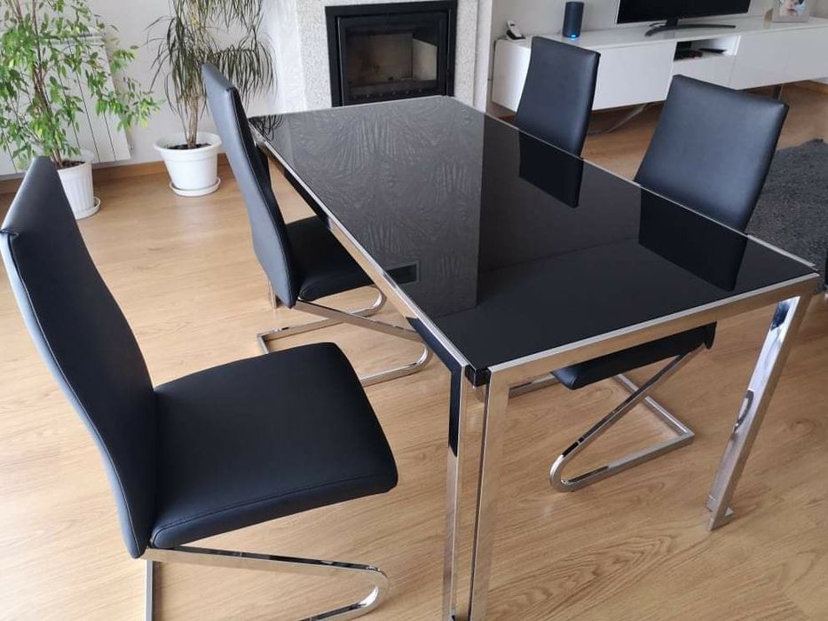Mesa com quatro cadeiras
