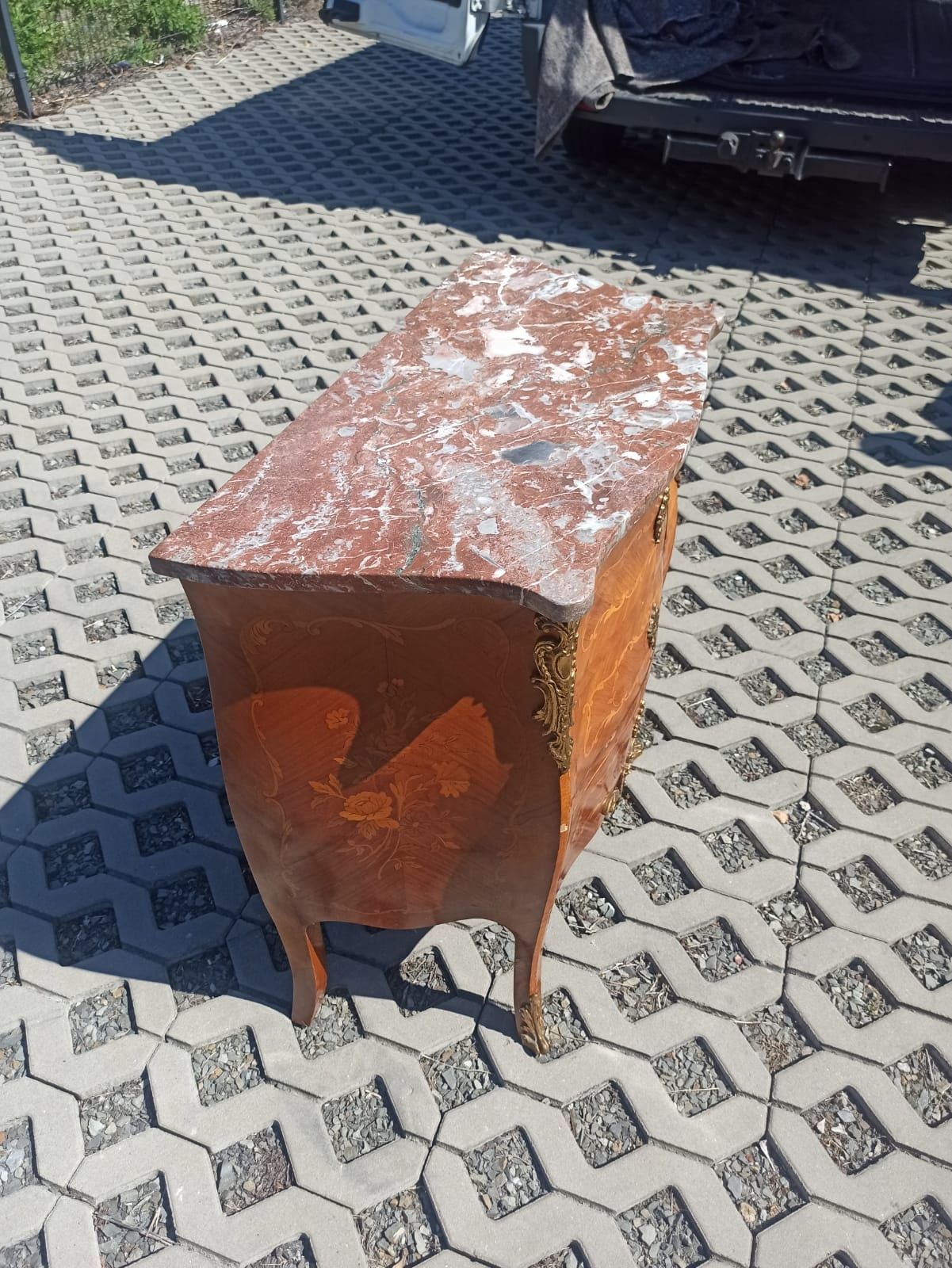 Piękna komoda z marmurowym blatem
