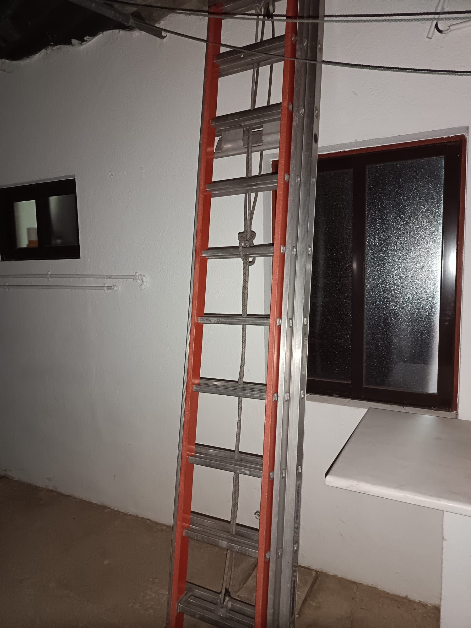 Escada tripla com o último lance de fibra