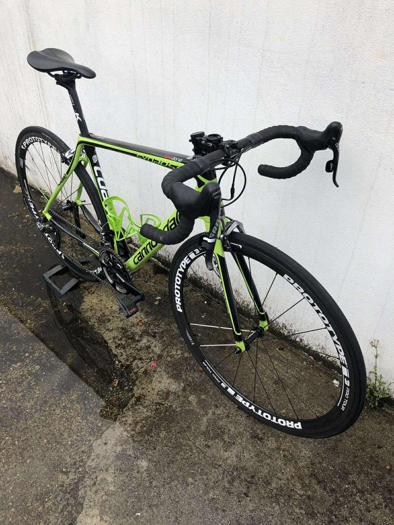 Bicicleta de estrada Cannondale com rodas em carbono