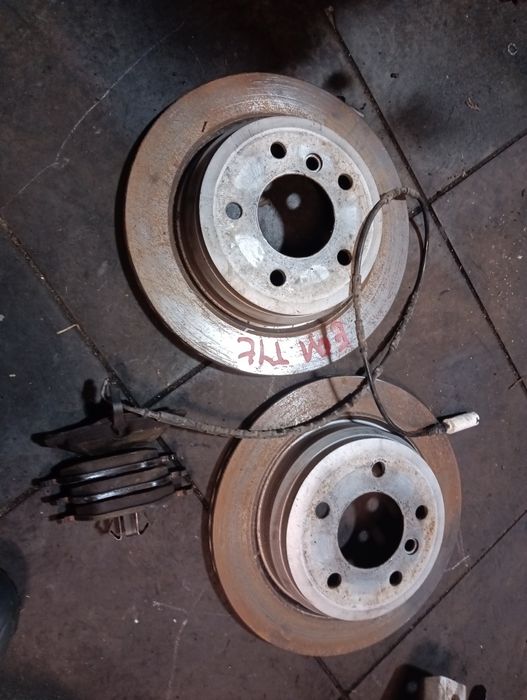 Jak NOWE tarcze hamulcowe TYŁ BMW E90 E91 E92 E93 300mm tarcza klocki