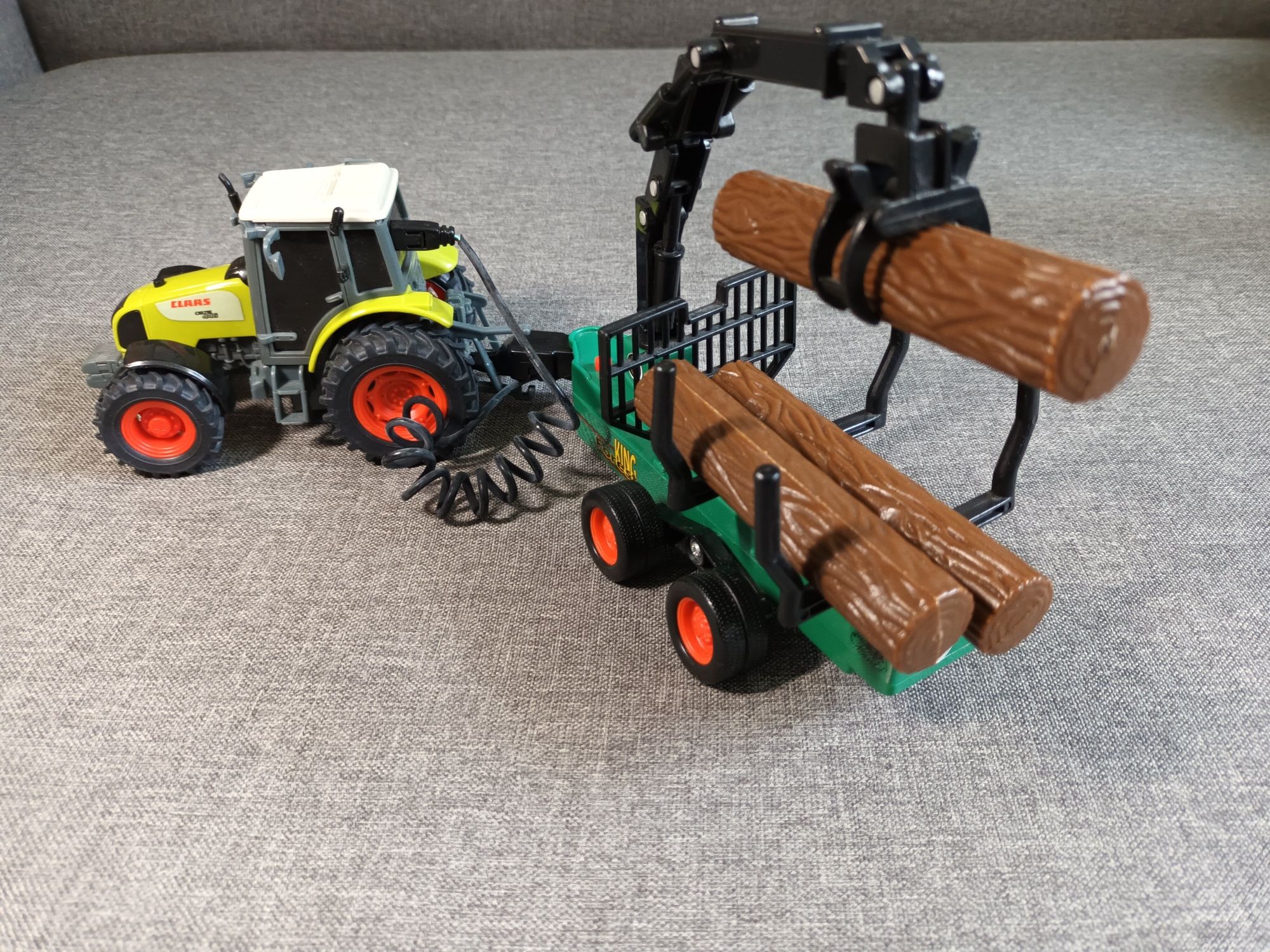 Traktor do przewozu pni drzew
