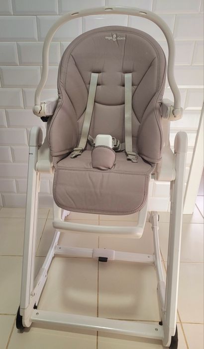 Vendo cadeira de alimentação para bebés e crianças.