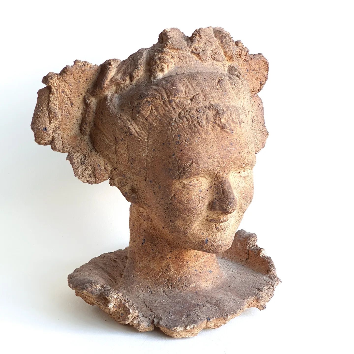 Скульптура теракотова, голова жінки.