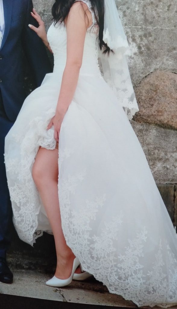 Koronkowa suknia ślubna ecru