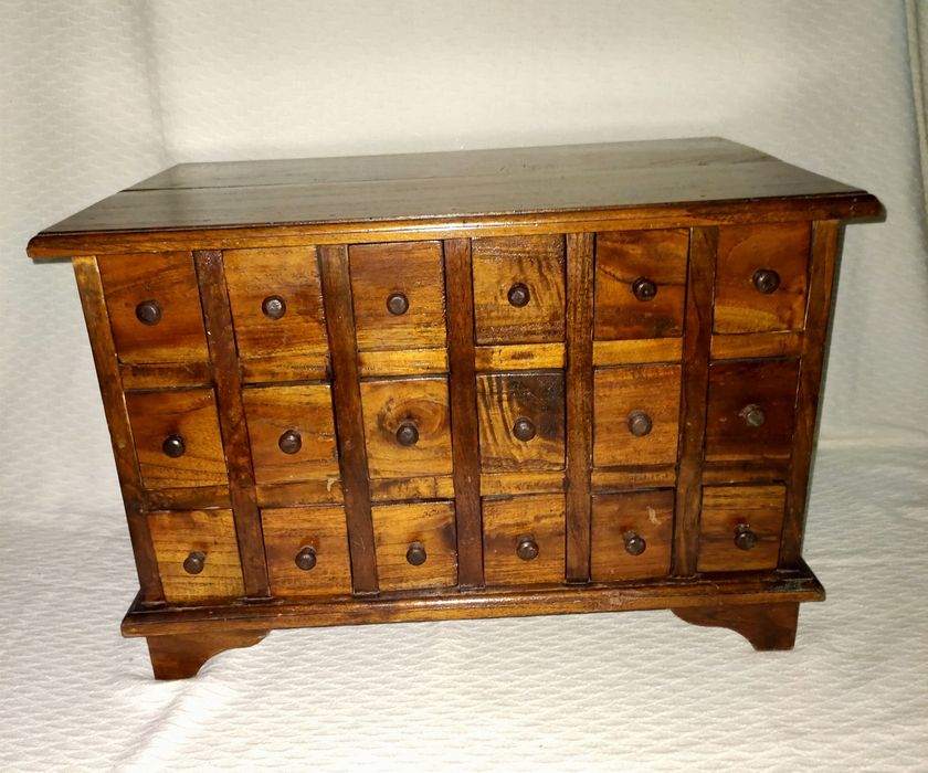 Móvel em Madeira Maciça Estilo Contador de 18 Gavetas