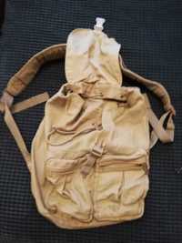 mochila de caminhada Camel em tecido.